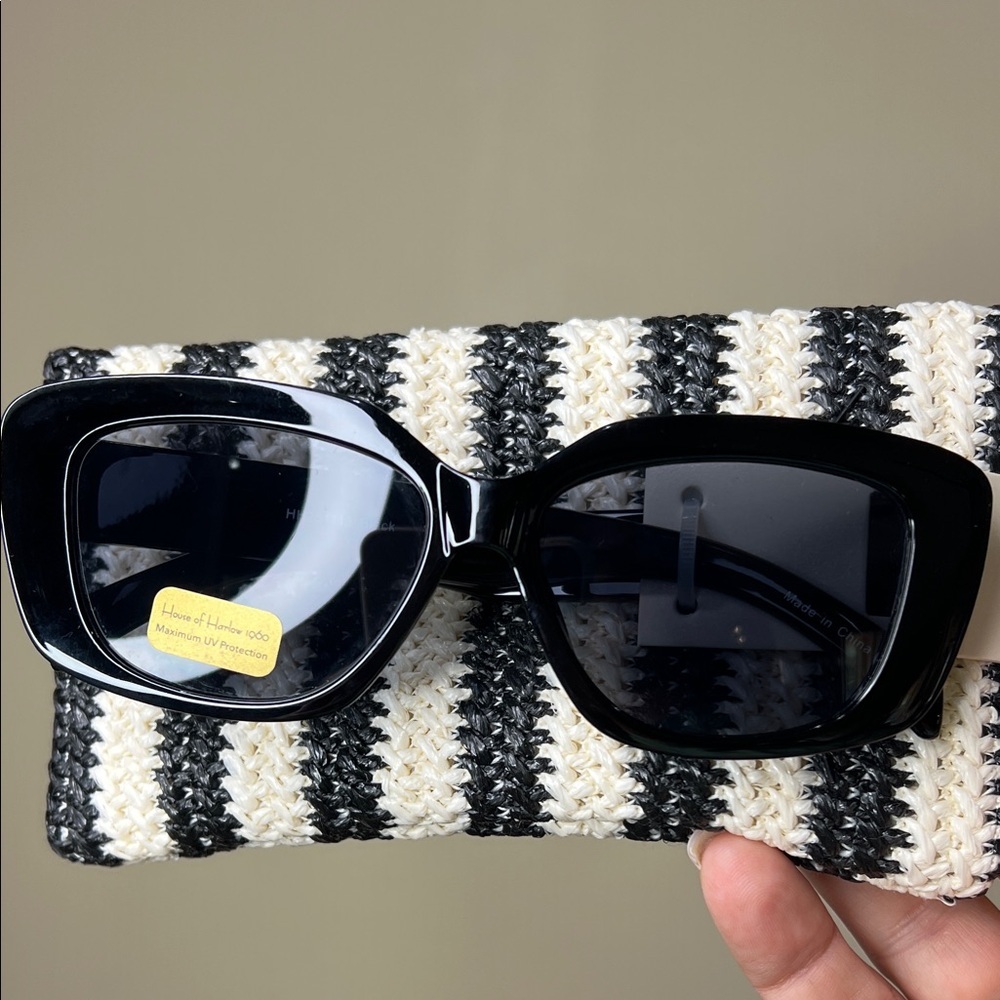 House of Harlow 1960 | Sunglasses with Case - Picture 9 of 10